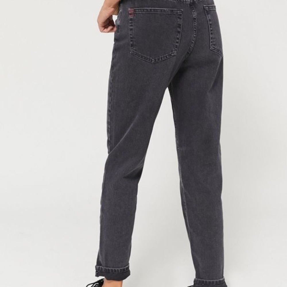Urban Outfitters Cropped BDG Mom jeans in black with raw hem size 27 - Picture 2 of 6